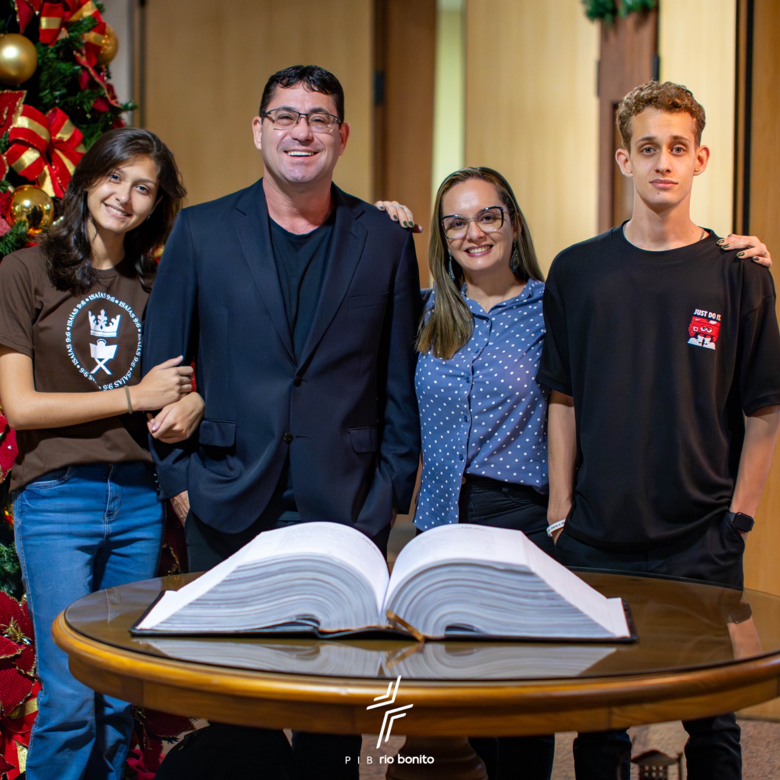 Primeira Igreja Batista em Rio Bonito celebra 85 anos com a produção de uma Bíblia manuscrita histórica